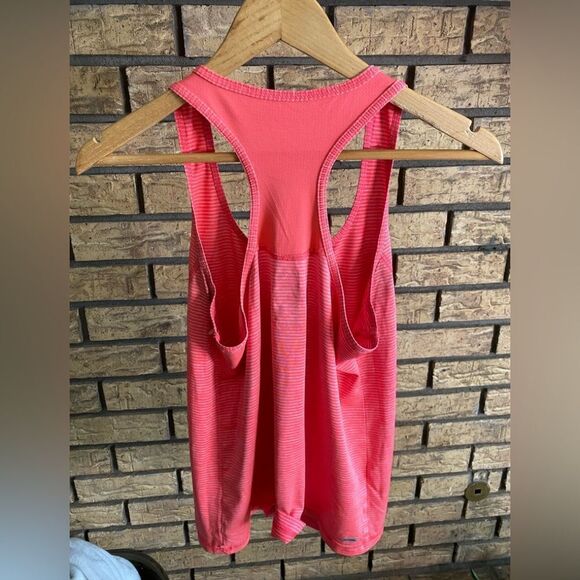 Two medium Danskin tanks‎ - Picture 8 of 9